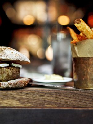 Newyorkilaisen Breslinin gourmet-hampurilainen valmistetaan lampaanlihasta.