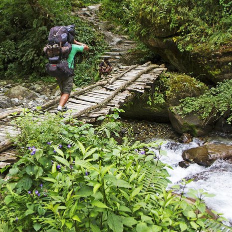 Vuoristopurot ylitetään toisinaan alkeellisia siltoja pitkin.