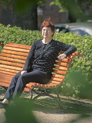 Marjatta Tarkoma on syntynyt vuonna 1947. Eläkkeellä oleva Marjatta on tehnyt uransa toimittajana ja kansantaloustieteen opettajana. Hänen perheeseensä kuuluvat puoliso, kolme lasta ja viisi lastenlasta. 