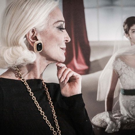 Carmen katsoo lempeästi ensimmäisiä, 1940-luvulla otettuja mallikuviaan.