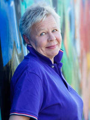 Ulla Tapaninen juhlii 40-vuotistaiteilijajuhlaansa Lava-ammuntaa V -esityksellään.