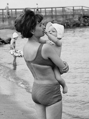 Äiti ja lapsi Pihlajasaaren hiekkarannalla, 1969. Kuva: <span class="photographer">Bonin Volker von / Helsingin kaupunginmuseo</span>