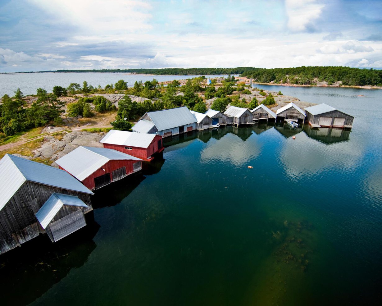 Astrid Lindgrenin kirjoihin perustuvaa tv-sarjaa Saariston lapset on kuvattu näissä Käringsundin kalastajakylän maisemissa.
