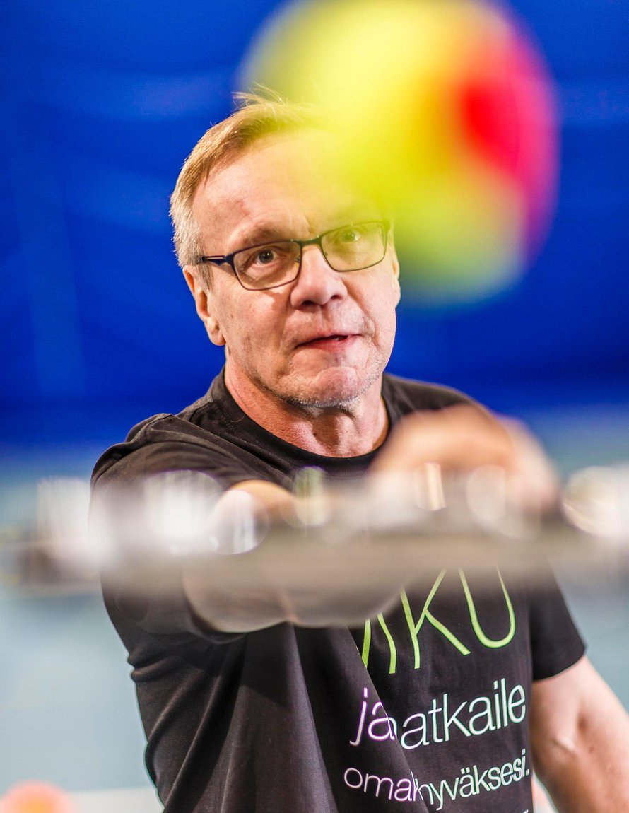 Esa Tiikasalo on syntynyt 1957 Lappeenrannassa ja asuu Savitaipaleella. Esan perheeseen kuuluvat vaimo ja kaksi aikuista lasta. Esan motto on: "Paikalleni en aio jäädä."