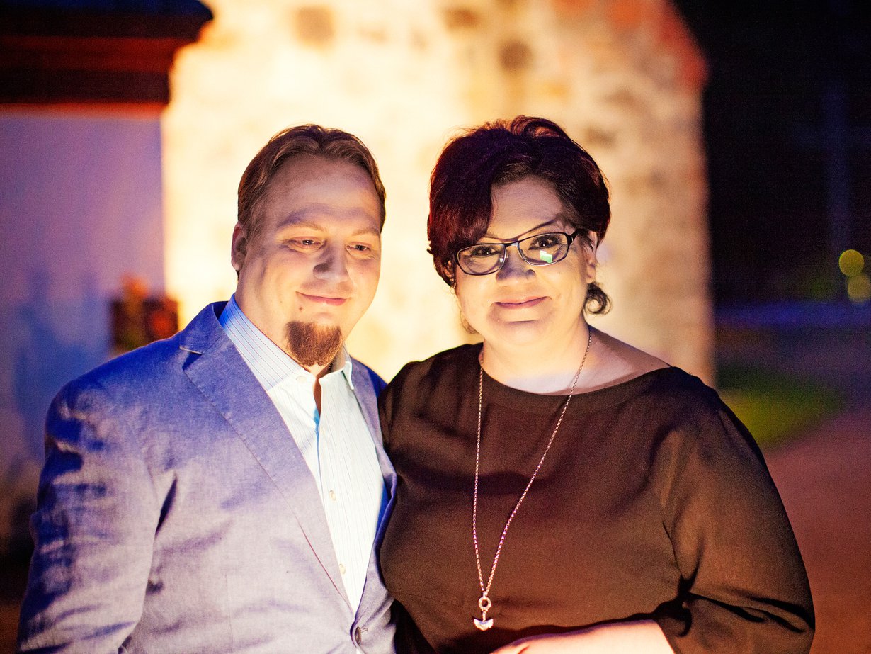 Tomi Lindgren ja Susanna Mäkinen sanoivat tahdon keskellä yötä. 