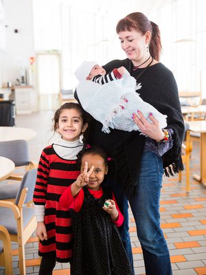 Kuvassa on Noor, Rial, Marikka ja Saif-vauva.