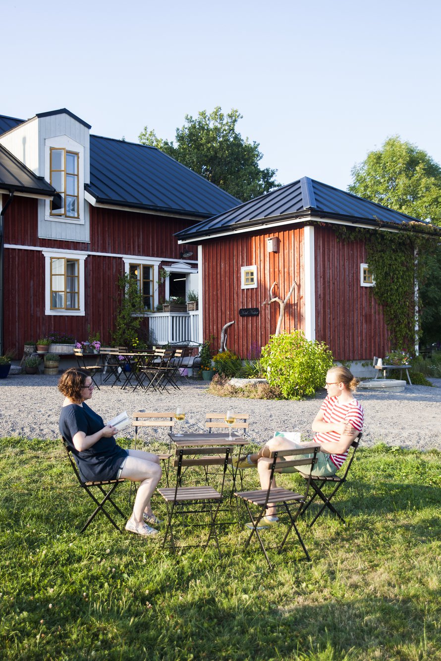 Paljasjalkapolun alku on hotelli Nestorin ja ravintola Back Pocketin pihalla.