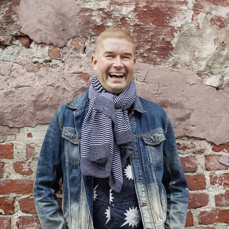 Marco Bjurström (s. 1966) asuu Helsingissä.  Marcon puoliso on tanssija ja koreografi Peter Pihlström.  Marcon motto: "Rentous on avain huippusuoritukseen."