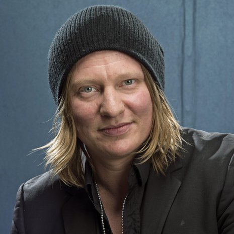 Haluatko miljonääriksi -juontaja Jaajo viihtyy vapaa-ajallaan pipo päässä.