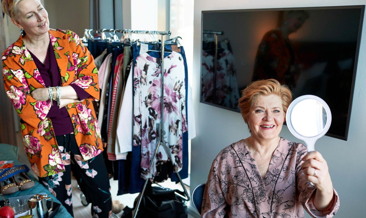 Sirkka-Liisa Malmivaara on viittä vaille valmis ensimmäiseen muotikuvaukseen. Muotitoimittaja Liisa Kokko (vas.) osaa eläytyä erilaisten kohderyhmien tarpeisiin.