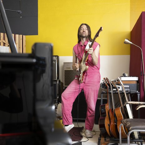 – Musiikki on joukko kieliä, joilla puhun yleisön ja bändin kanssa. Ne kielet minun pitää tuntea, kun lähden kappaletta soittamaan.