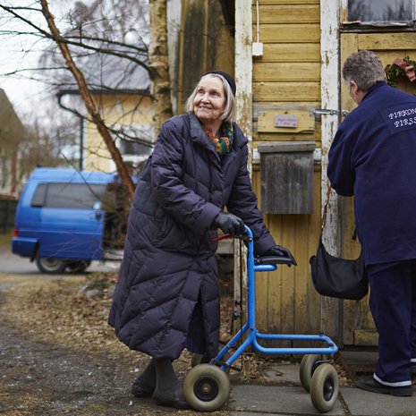 Taksiautoilija Pirkko Fagerholm ei koskaan jätä asiakastaan Reeaa pihalle vaan vie sisälle asti. 