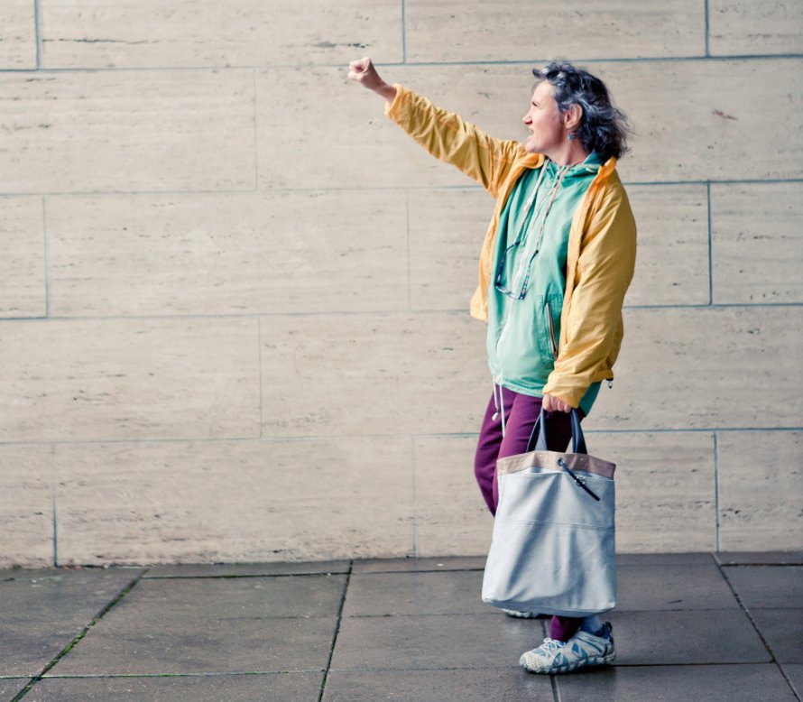 Katso hy&ouml;kk&auml;&auml;j&auml;&auml; silmiin. Mit&auml; enemm&auml;n saat p&auml;&auml;llekarkaajan yll&auml;tetty&auml;, sen parempi.