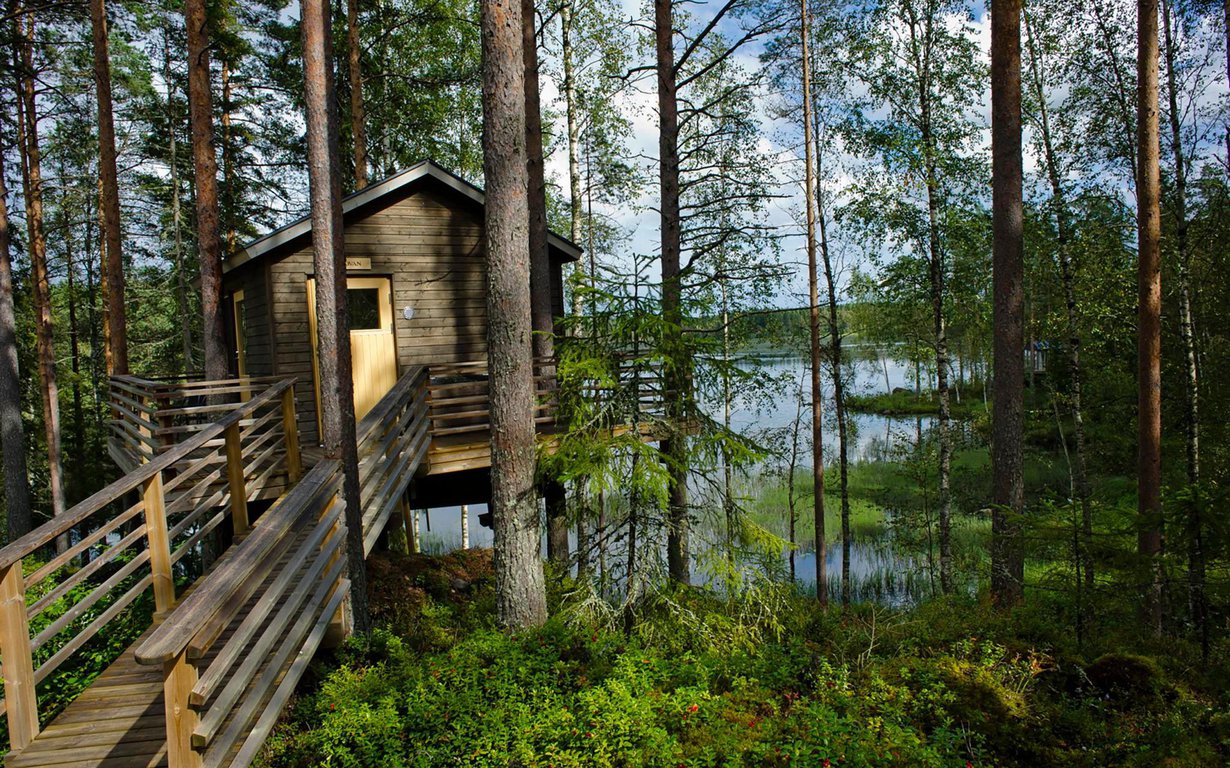 Kaikkien puumajojen ikkunat antavat ilta-aurinkoon. Ovan-mökkiin pääsevät myös liikuntarajoitteiset.