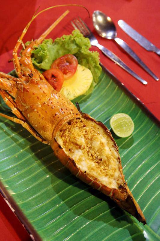 Patong Seafood on erikoistunut hummereihin. Ne valitaan itse tiskistä kokin valmistettavaksi.