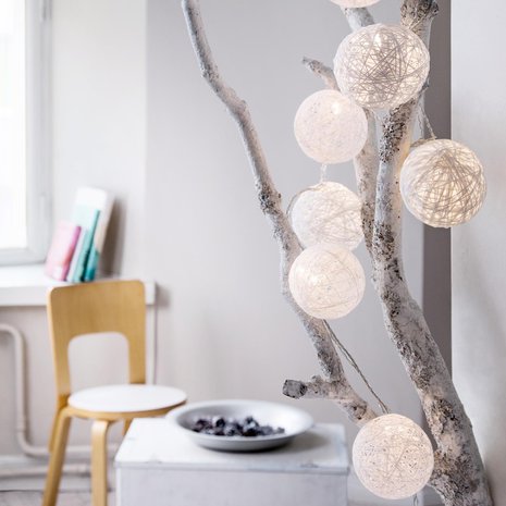 Langoista kieputettu valosarja tuo pehmeää valoa kotiin.