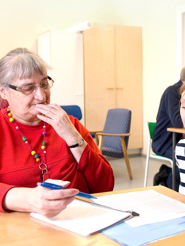 Marja Liuska (vas.) ja äidinkielen opettaja Annukka Kuhajärvi tehtävän kimpussa.