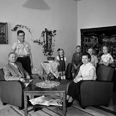 Perhekuva, vanhemmat ja viisi lasta, 1950-luku. Kuva: Väinö Kannisto / Helsingin kaupunginmuseo