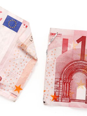 Vanha kympin seteli rikkinäisenä.