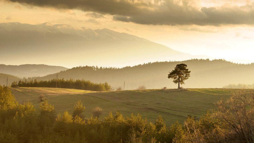 Balkanvuoret hehkuvat aamu-auringossa.