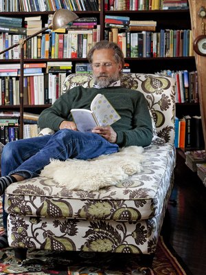 Hans Lindemarkin ja hänen vaimonsa ahvenanmaalaisesta kesämökistä tuli koti, sitten majatalo. Yläkerran kirjasto on osa Lindmarkien yksityistiloja. Hans on suunnitellut ja rakentanut hyllyt itse.