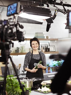 Chrisseä jännittää. Kuvaus on alkamassa.