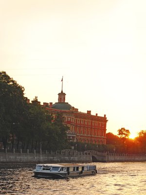 Insinöörilinna Nevan varressa on Pietarin maamerkkejä.