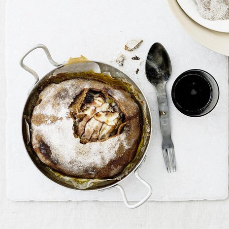 Taikinakuoren uumeniin ripotellut riisin jyvät imevät kukon täytteestä nestettä.