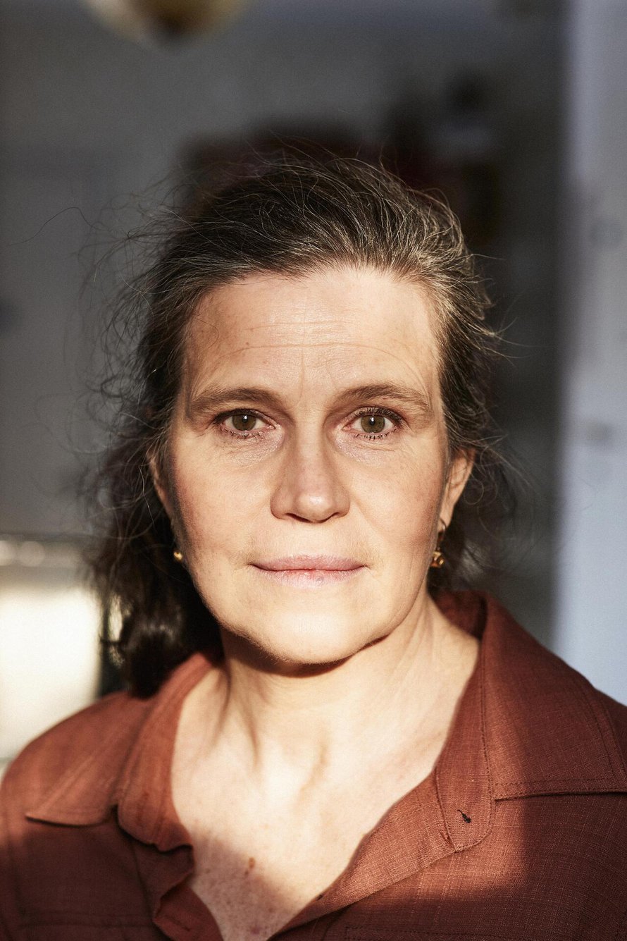 – Ikäeromme  unohtui välillä, nyt mietin sitä taas, Anna Rotkirch sanoo. Puoliso JP Roos on 21 vuotta Annaa vanhempi. Anna pohtii pari suhteita myös työssään Väes tön tutkimus laitoksen johtajana.