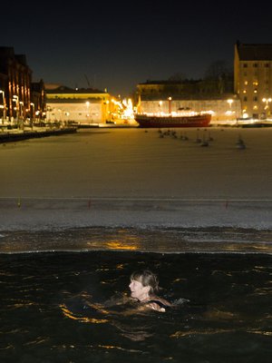 Tutkimusten mukaan lieviä kaamosoireita kokee jopa 85−90 prosenttia väestöstä. Joillakin oireisiin auttaa talviuinti.