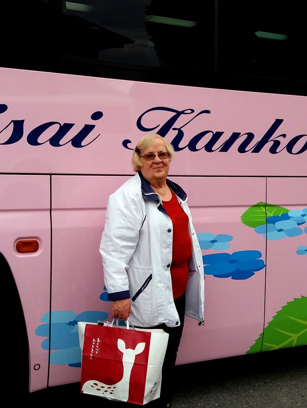 Kuljimme Japanissa bussilla, joka oli upeasti maalattu, kertoo Kerttu Miettinen.