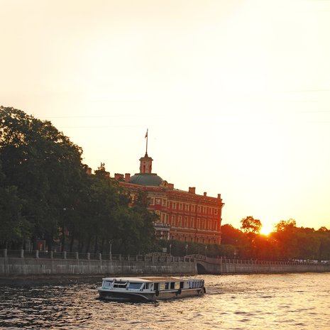 Insinöörilinna Nevan varressa on Pietarin maamerkkejä.