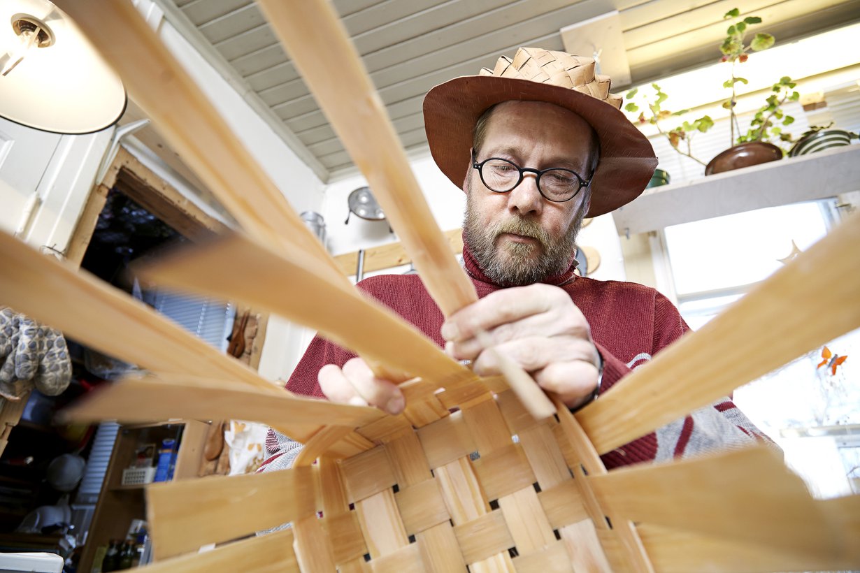 Erkki Ojala on tehnyt nelisenkymmentä pärekoria, mutta yhtään ei ole vielä liiennyt myyntiin.