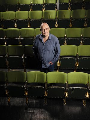 Mikko Roiha yrittää   luoda itselleen   vapaa-aikaa ja iloa   tuottavia taukoja,   sillä hän ajattelee   töitä koko ajan.   – Se on vitsaus,   hän sanoo.