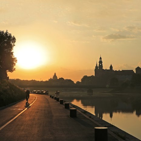 Wawelin alue ­Veikselin varrella on ­Krakovan yksi päänähtävyys. Aamulla on hiljaista.