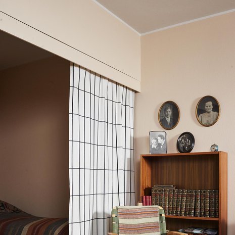 Eric ja Tuula sisustivat kakkoskotinsa kierrätetyillä kalusteilla 1940-luvun työläisasunnon henkeen.