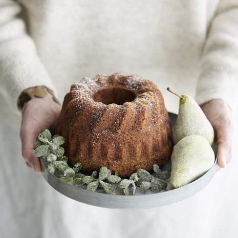 Huurretut päärynät on helppo tehdä. Voitele päärynät munanvalkuaisella, kieritä sokerissa ja anna kuivua yön yli.