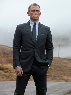 Daniel Craig ja Aston Martin Skotlannin maisemissa elokuvassa 007 Skyfall.