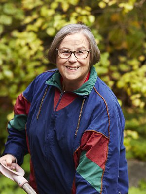 Parikkalassa vuonna 1944 syntynyt Marjatta Kuusela asuu Helsingissä. Hänen perheeseensä kuuluuvat puoliso, kaksi aikuista lasta ja viisi lastenlasta.