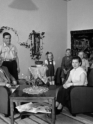 Perhekuva, vanhemmat ja viisi lasta, 1950-luku. Kuva: <span class="photographer">Väinö Kannisto / Helsingin kaupunginmuseo</span>