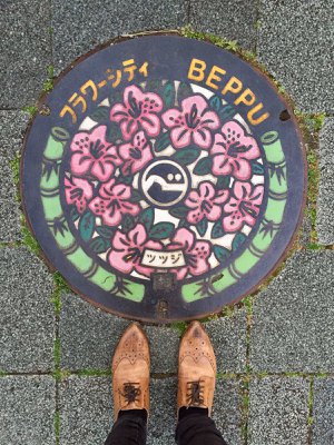 Japanissa kylttejä ja merkkejä on joka puolella, jopa kaivonkansissa. Kuva Beppu-nimisestä kaupungista, joka sijaitsee Kyushun saarella. Kuva: <span class="photographer">Inka Simola</span>