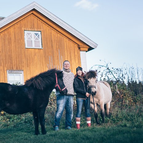 Entisen kunnalliskodin työnjohtajan talo on nykyään Vesa ja Mirva Varpan koti. Islanninhevoset Sómadis ja Alda viihtyvät paremmin pellolla.