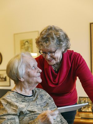 Eila ja Liisa Roineen viimeiseksi yhteiseksi näytelmäksi jäi Vielä ehtii -komedia keväällä 2016.