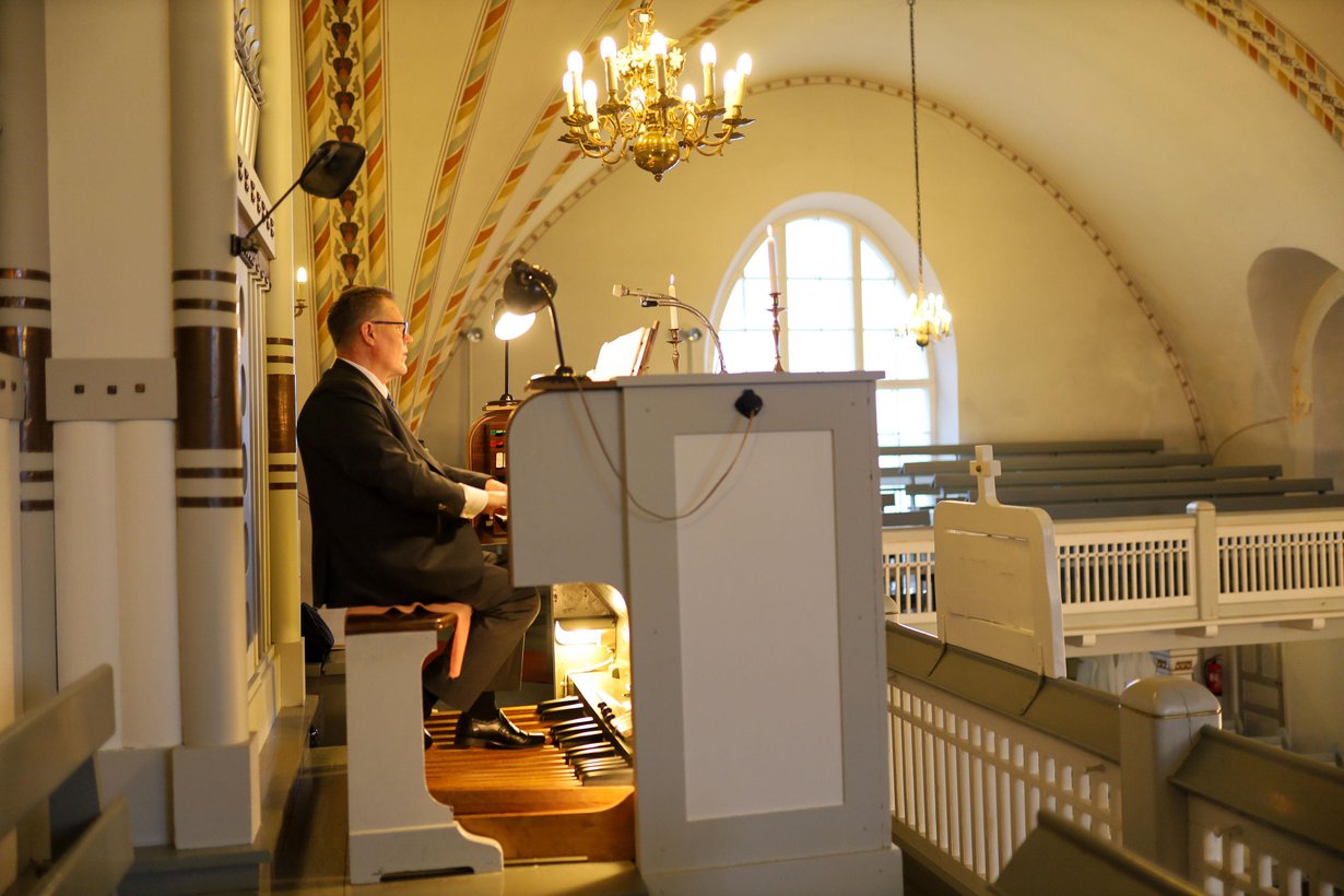 Kari Kesäläinen soittaa J.A. Zachariassenin vuonna 1877 valmistamia Pyhämaan kirkon urkuja. 