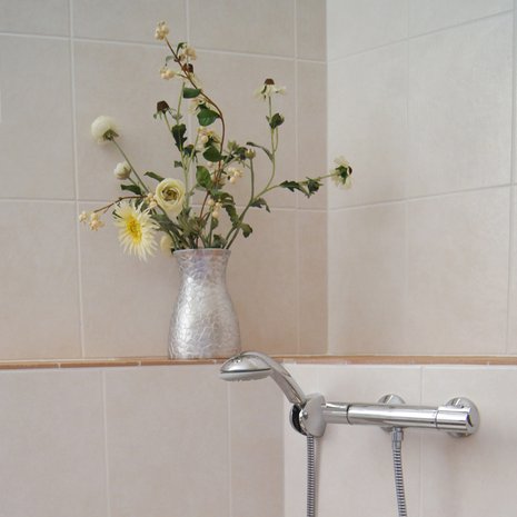 Suunnitteletko vuokrakämpän kylppäriin taulua? Kannattaa miettiä vielä kerran sen poraamista.