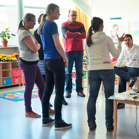 Matkalle lähtijät saivat pikaopastuksen optiikan saloista.