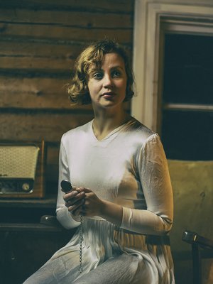 Saara Elina näyttelee vaimoa talvisodan kotirintamalla.