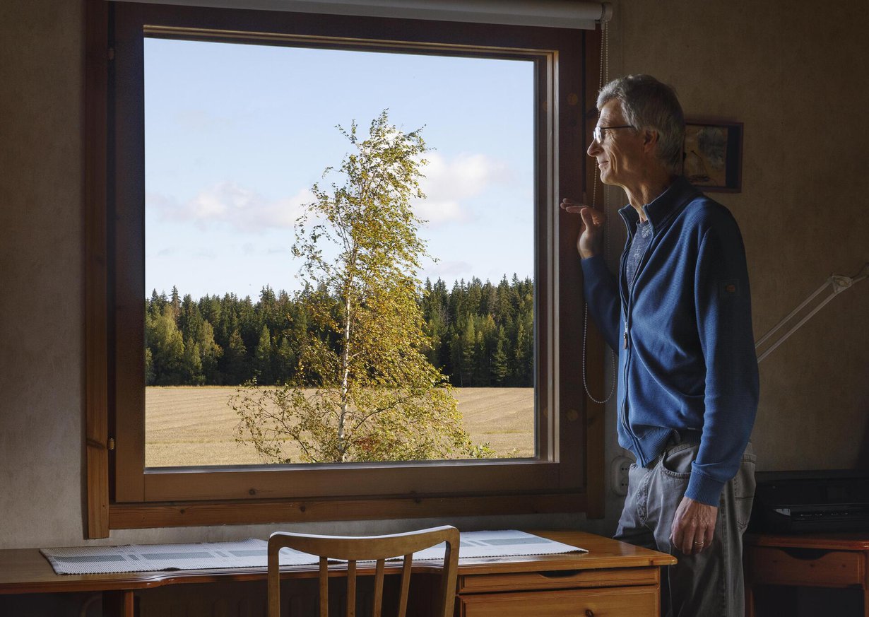 – Ennen pellon takana oli avoin hakamaa, josta poimin ahomansikoita, Hannu kertoo.