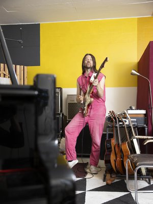 – Musiikki on joukko kieliä, joilla puhun yleisön ja bändin kanssa. Ne kielet minun pitää tuntea, kun lähden kappaletta soittamaan.