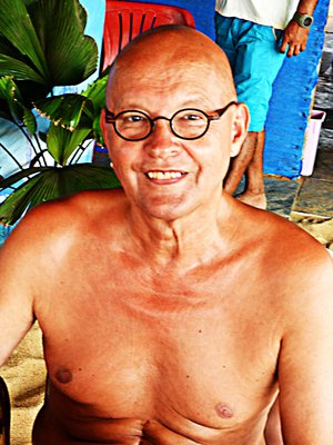 Harri syö joka päivä tutussa rantaravintolassa.